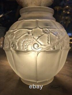 ART DECO Vase en verre pressé moulé. LORRAIN DAUM FRANCE Pierre dAvesn