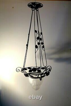 Ancien petit lustre suspension Art Déco fer forgé et verre mat