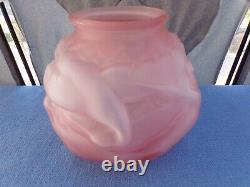 Ancien vase boule Art-Déco en verre rose opalescent-cygogne