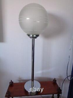 Ancienne lampe sur pied art déco acier chromé et globe verre dépoli style Mazda