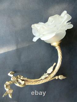 Applique Art Déco bronze doré, noeud et tige de rose, tulipe Rose en verre blanc