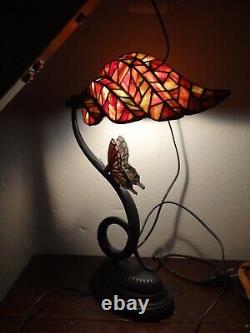 Belle Lampe de Table Tiffany en Forme de Fleur et Papillon Vitraux