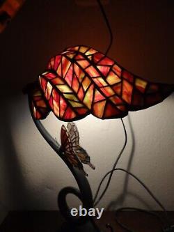 Belle Lampe de Table Tiffany en Forme de Fleur et Papillon Vitraux