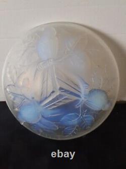 Coupe plat en verre opalescent a décor d'oiseaux