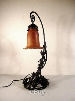 DAUM NANCY Lampe art déco en fer forgé et tulipe marbrée 1920/1925