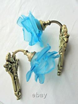 Duo d'Appliques Art Déco, bronze doré sculpté de mûres, tulipe Rose' verre bleu