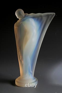 Figurine En Verre Opalescent Art Deco Etling Nue Au Bras Tendu