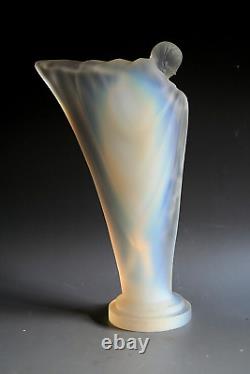 Figurine En Verre Opalescent Art Deco Etling Nue Au Bras Tendu