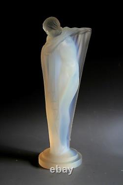 Figurine En Verre Opalescent Art Deco Etling Nue Au Bras Tendu