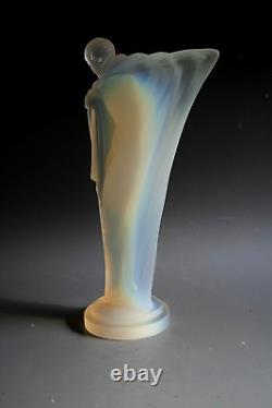 Figurine En Verre Opalescent Art Deco Etling Nue Au Bras Tendu