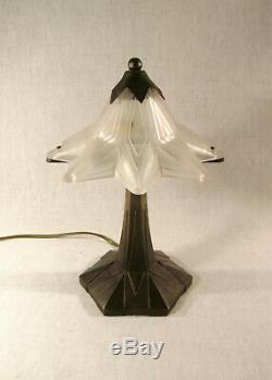 Genet et Michon Lampe art déco en étoile métal et tulipe en verre pressé 1925