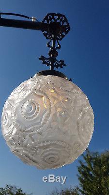 Grand ancien plafonnier boule en verre Art Déco de style Degué / R. Lalique