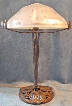 Importante lampe signé MEYNADIER art deco 1930 en verre moulé et fer forgé 50cm