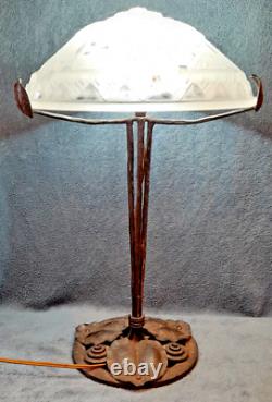 Importante lampe signé MEYNADIER art deco 1930 en verre moulé et fer forgé 50cm