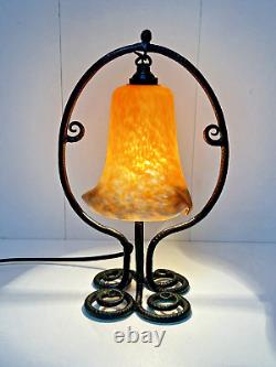 LAMPE ART DÉCO MONTURE FER FORGÉ MARTELÉ TULIPE PATE DE VERRE XXème