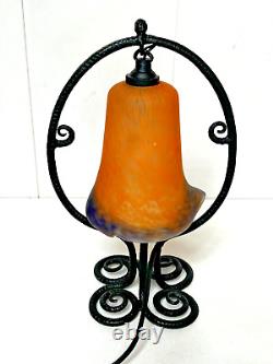 LAMPE ART DÉCO MONTURE FER FORGÉ MARTELÉ TULIPE PATE DE VERRE XXème