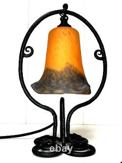 LAMPE ART DÉCO MONTURE FER FORGÉ MARTELÉ TULIPE PATE DE VERRE XXème