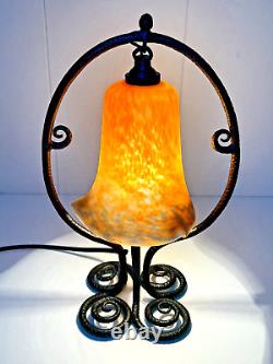 LAMPE ART DÉCO MONTURE FER FORGÉ MARTELÉ TULIPE PATE DE VERRE XXème