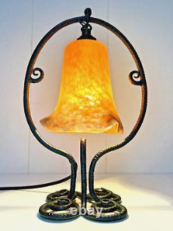 LAMPE ART DÉCO MONTURE FER FORGÉ MARTELÉ TULIPE PATE DE VERRE XXème