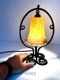 LAMPE ART DÉCO MONTURE FER FORGÉ MARTELÉ TULIPE PATE DE VERRE XXème