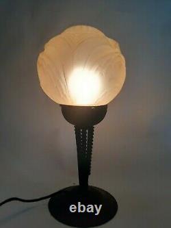 LAMPE de TABLE ART DECO 1930 Fer FORGE PATE de VERRE presse moulée GLOBE FLAMMé