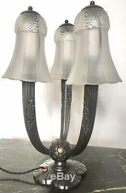 Lampe Art Deco 3 bras signée G. Limousin, régule et tulipes en verre satiné