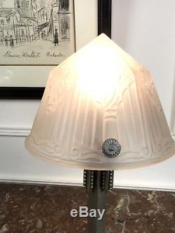 Lampe Art Deco Dôme En Verre Moulé Et Pied En Metal Argenté De 44 CM De Haut