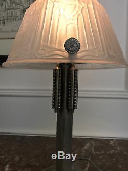 Lampe Art Deco Dôme En Verre Moulé Et Pied En Metal Argenté De 44 CM De Haut