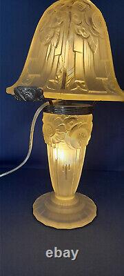 Lampe Art Déco En Verre Moulé Pressé 1930 signé OLLIER verreries des Hanots
