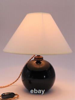 Lampe Art Déco en verre opalin noir de style Adnet 1930