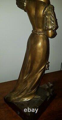 Lampe Femme en regule et biscuit signe Sanson balleste, bronze chryselephantine