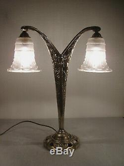 Lampe à deux bras art déco en bronze et tulipes en verre moulé pressé 1925/1930