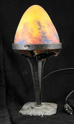 Lampe à poser en fer forger avec dome en pate de verre signé le verre francais