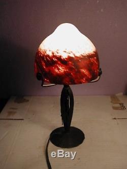Lampe en fer forgé martelé Art déco Hauteur 31 cm obus en pâte de verre
