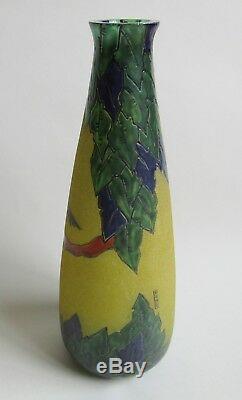 Leune. Vase art déco en verre aspect granité à décor d'oiseaux début XXe siècle