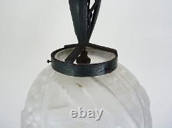 Lustre, suspension Art Déco en fer forgé Fournet et globe en pâte de verre