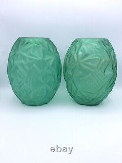 Paire de vases verre coloré vert émeraude moulé à décor froissé Art Déco
