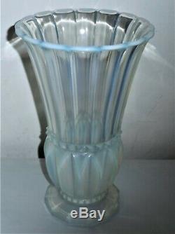 Pierre D'Avesn Made In France No 170Vase verre moulé opalescent époque art deco