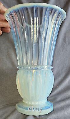 Pierre d' AVESN Vase art déco en verre pressé moulé blanc bleuté opalescent