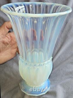 Pierre d' AVESN Vase art déco en verre pressé moulé blanc bleuté opalescent