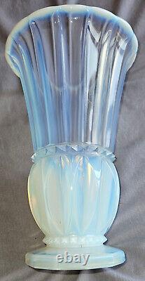 Pierre d' AVESN Vase art déco en verre pressé moulé blanc bleuté opalescent