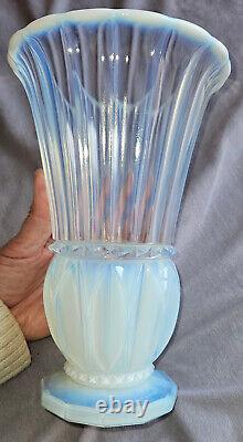 Pierre d' AVESN Vase art déco en verre pressé moulé blanc bleuté opalescent