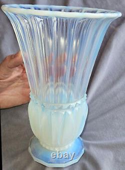 Pierre d' AVESN Vase art déco en verre pressé moulé blanc bleuté opalescent