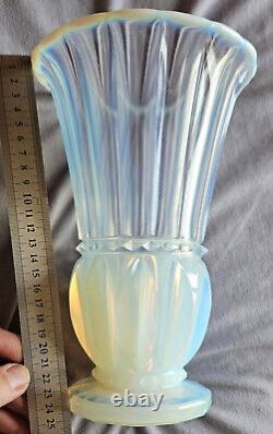 Pierre d' AVESN Vase art déco en verre pressé moulé blanc bleuté opalescent