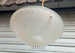 Plafonnier / lustre Art déco en verre moulé pressé blanc en état de marche