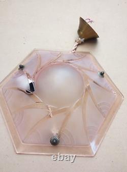Plafonnier / lustre Art déco en verre moulé pressé rose en état de marche