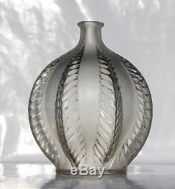 René LALIQUE Vase MALINES VASE en Verre blanc moulé pressé Satiné Art Déco