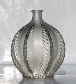 René LALIQUE Vase MALINES VASE en Verre blanc moulé pressé Satiné Art Déco