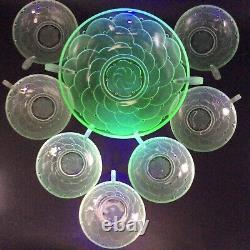 Service à glace en verre moulé coloré ouraline verte à décor d'écailles Art Déco
