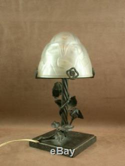Superbe Lampe Art Déco En Fer Forgé Signé Et Obus En Verre Pressé Degué 1930
